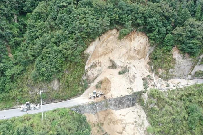 直击四川地震省道清障