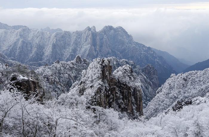 安徽：初雪纷飞“扮靓”黄山