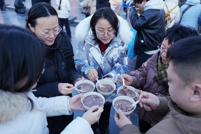 暖心又暖胃！各地民众品粥过腊八